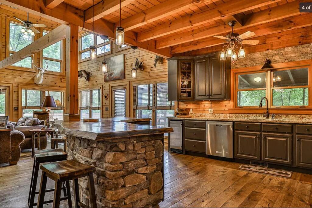 Blue Ridge Bliss- Spacious Cabin, Pets, Hot Tub! Eksteriør billede